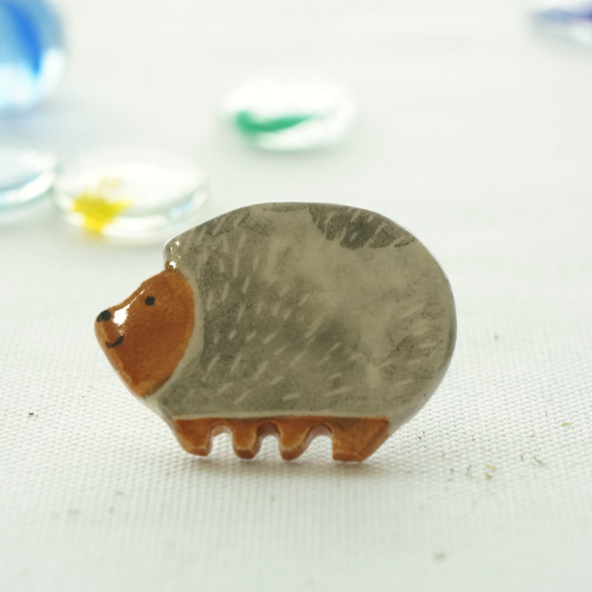 503 リトアニア 陶器のピンバッジ/ハリネズミ | attic
