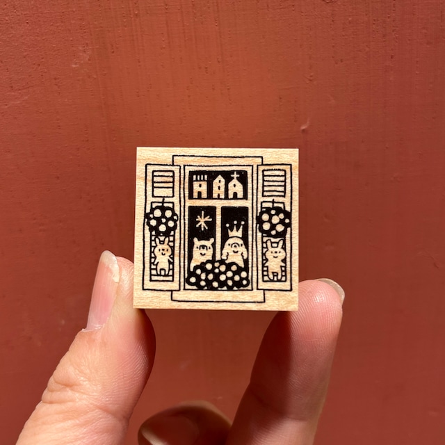 S-040　鎧戸のついた窓・フランス窓(犬とうさぎのぬいぐるみ）