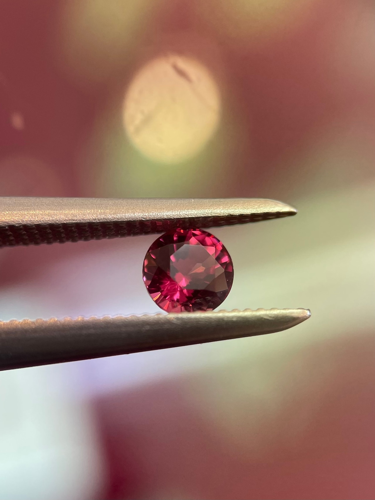 パープリッシュレッドスピネル 3.7mm, 0.27ct - ミャンマー産