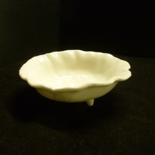 ボーンチャイナ　Ｉ－１０　　葉型小鉢　白