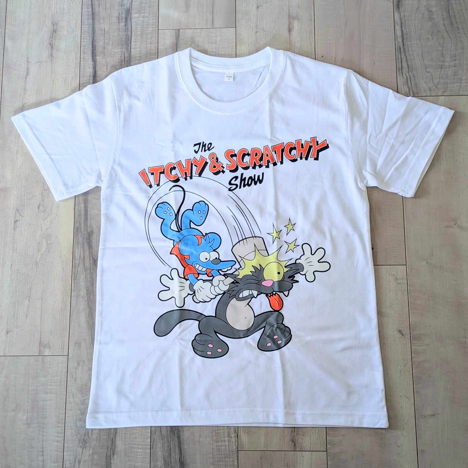 【 The Simpsons( ザ・シンプソンズ ) 】『 The Itchy & Scratchy Show / イッチー&スクラッチー 』 Tシャツ / WHITE〚アメリカン雑貨 アメトイ〛
