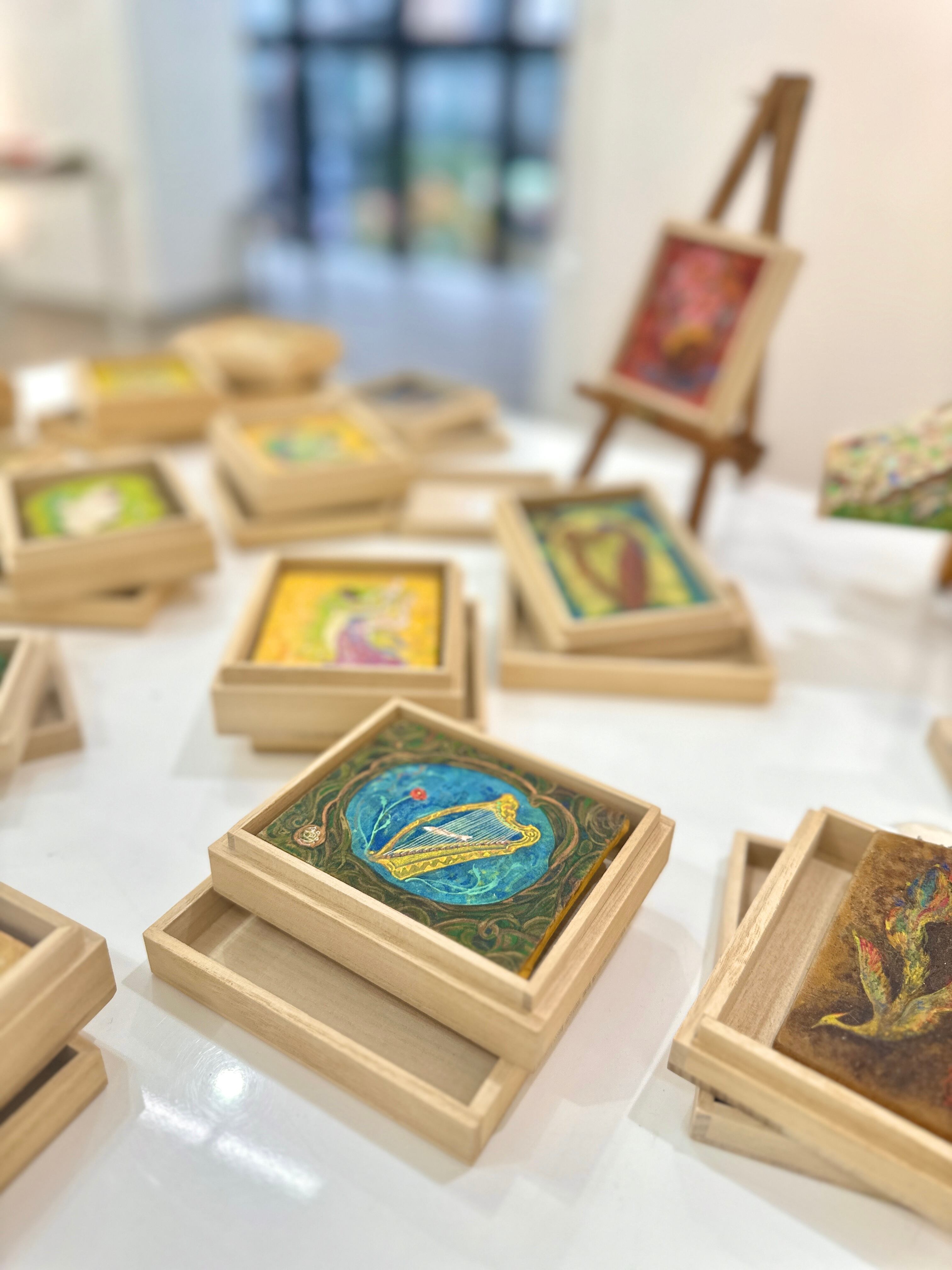 桐箱入り日本画作品「ハープ魚」 | 「シナモン」小さなハープと絵画の販売