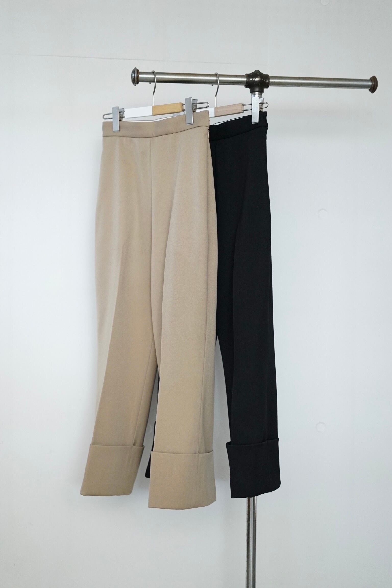 IIROT / Virgin Wool Cropped Pants（ Black / Beige ） | JUQUI Online