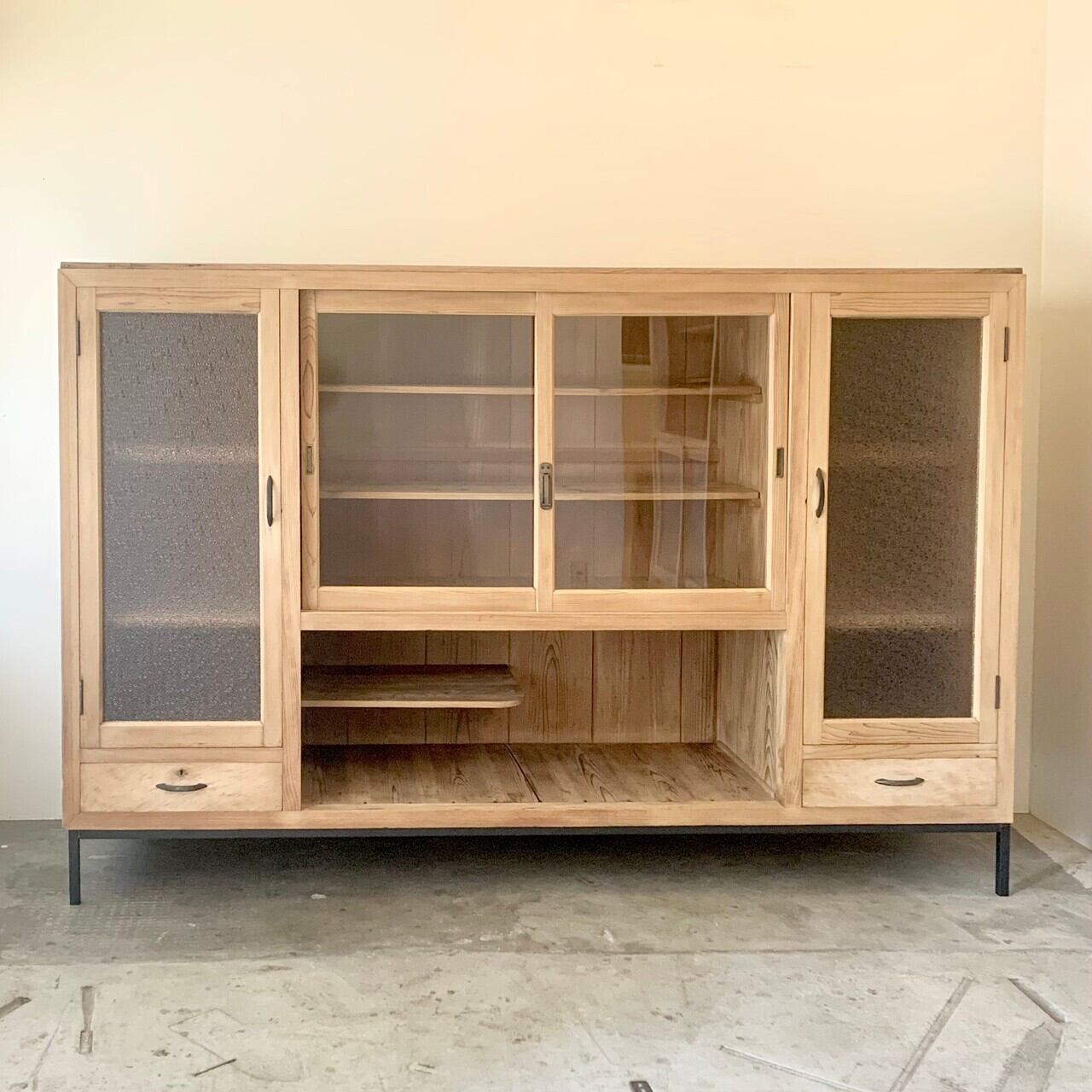 スチール脚のキャビネット　食器棚　水屋　古家具　0437