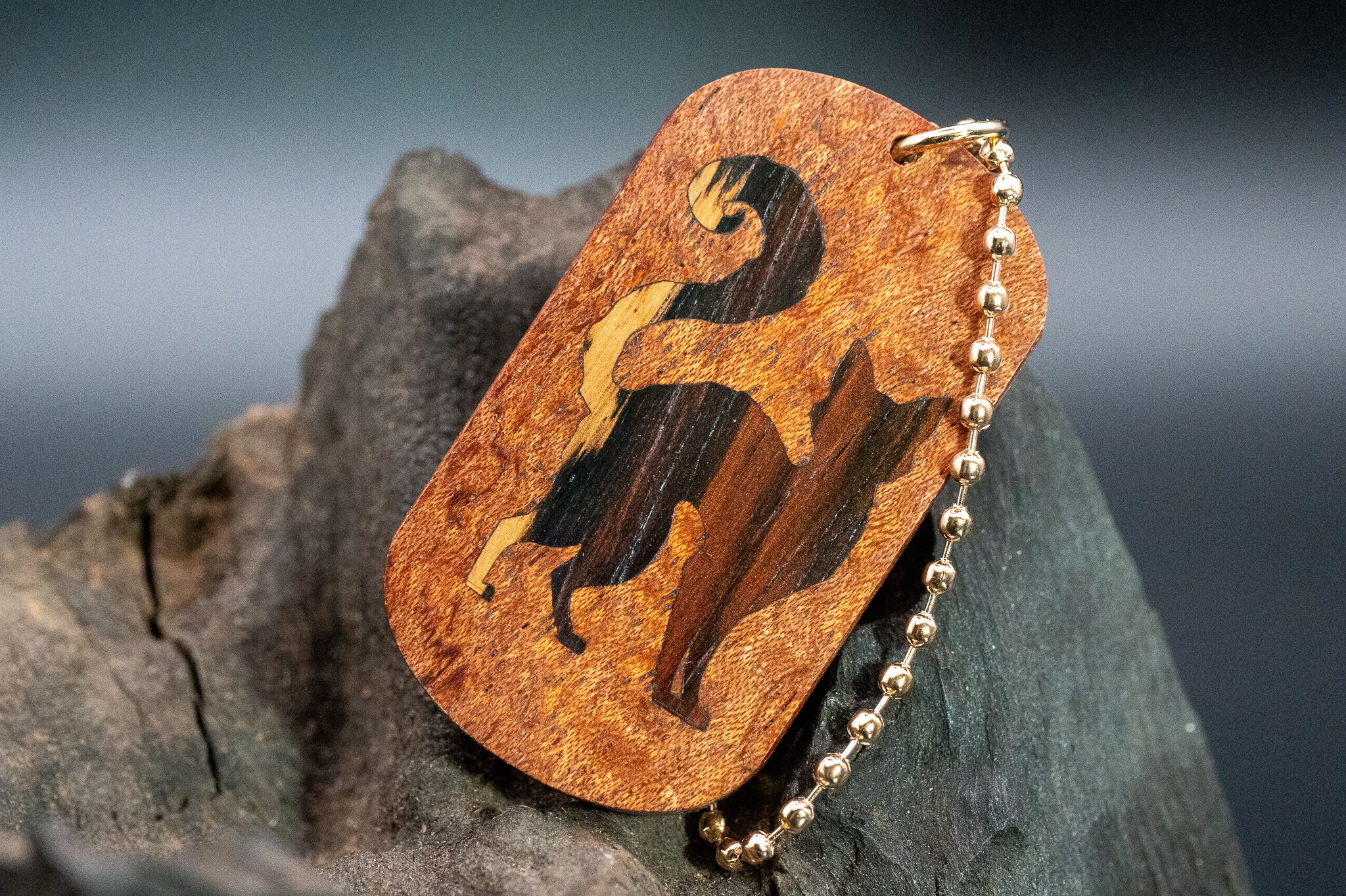 【アフリカの神宿る木】ブビンガ ドッグタグ 象嵌 探る視線