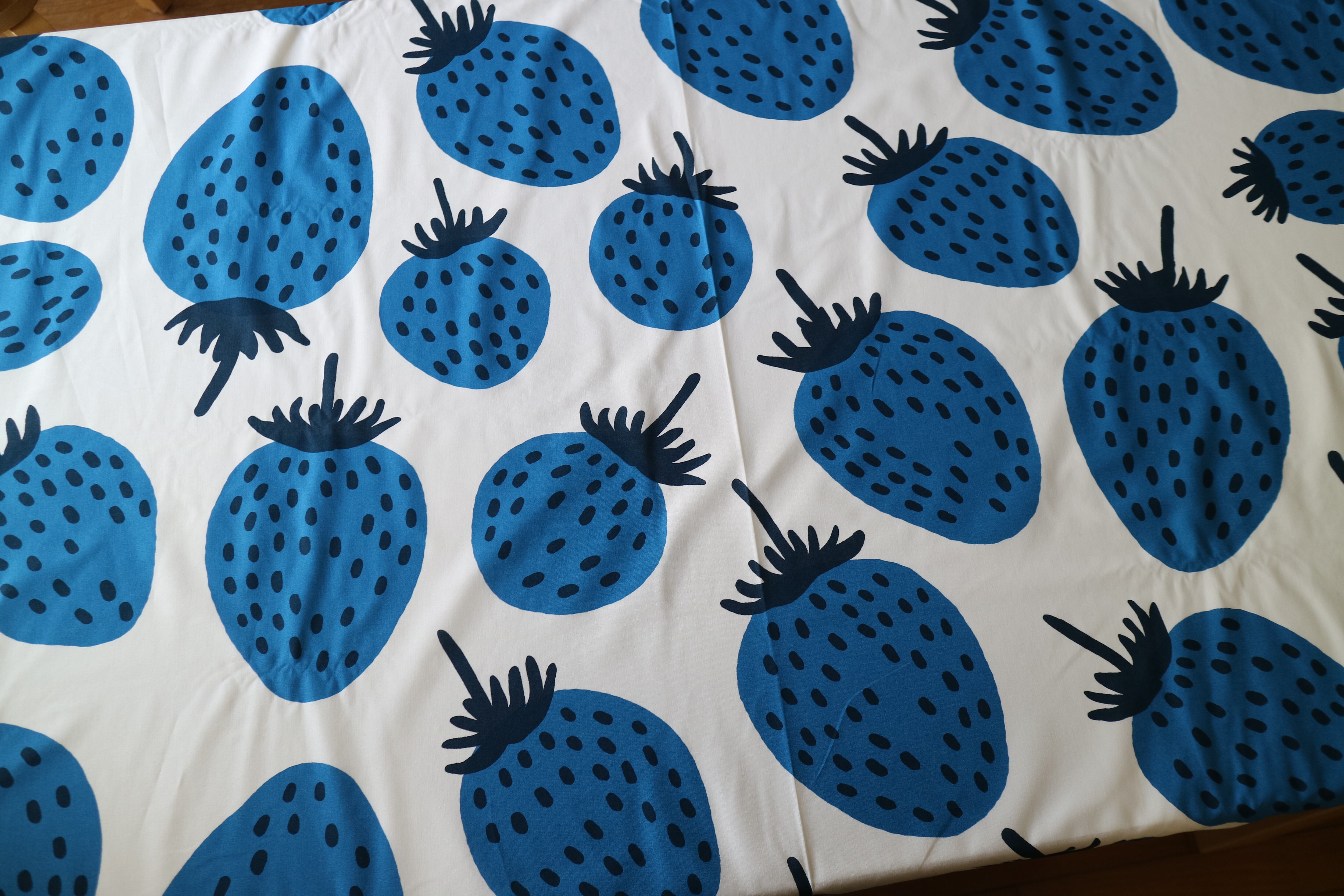 marimekko マリメッコ / MANSIKKA マンシッカ ブルー 145×50 | Taloni