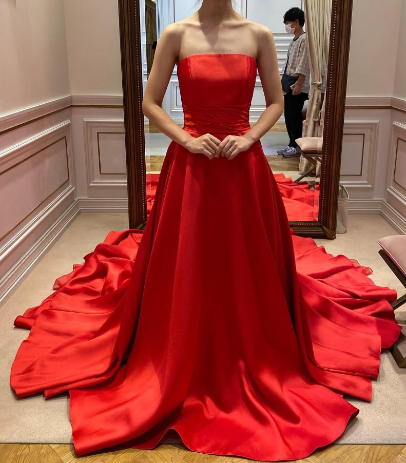 パーティードレス ワインレッド ベアトップ 派手な 光沢サテン 2次会  