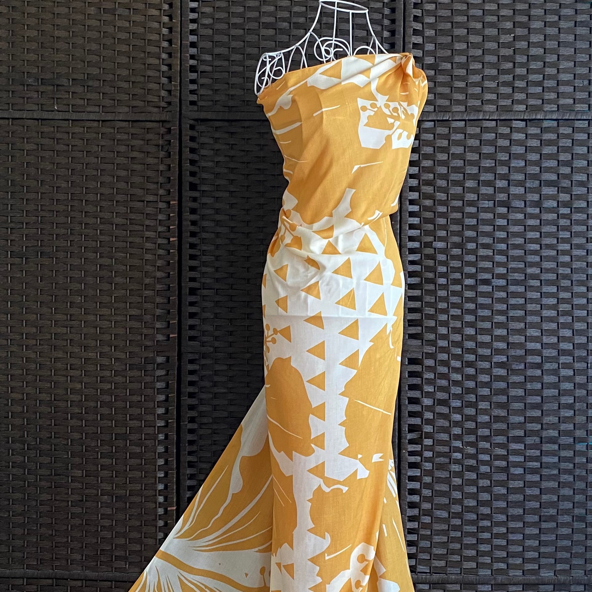 パレオ 【HIBISCUS TRIANGLE-WINTER WHITE-AMBER】ハワイ直輸入 パレオ