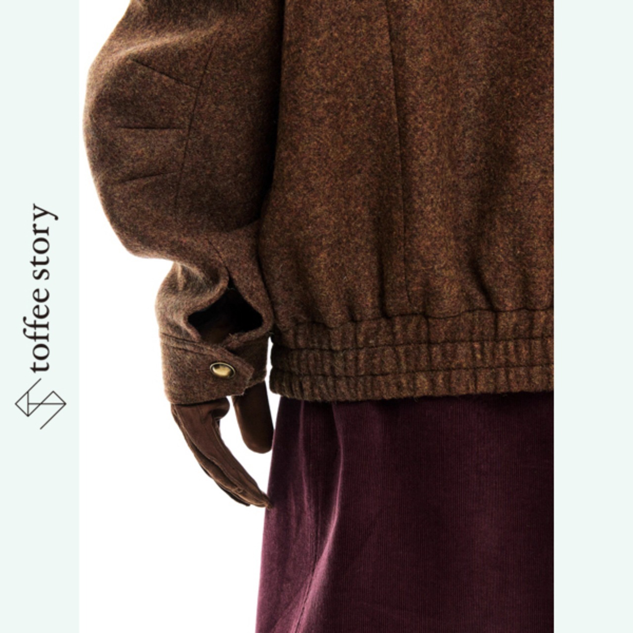 ダークブラウンウールの構築的ジャケット ― 二重の金ボタンが描く静謐なリズム《B0050》