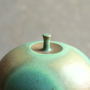 鮮やかなグリーンが目を引く、リンゴの小物入れ｜りんご型 陶器製 小物入れ 蓋物