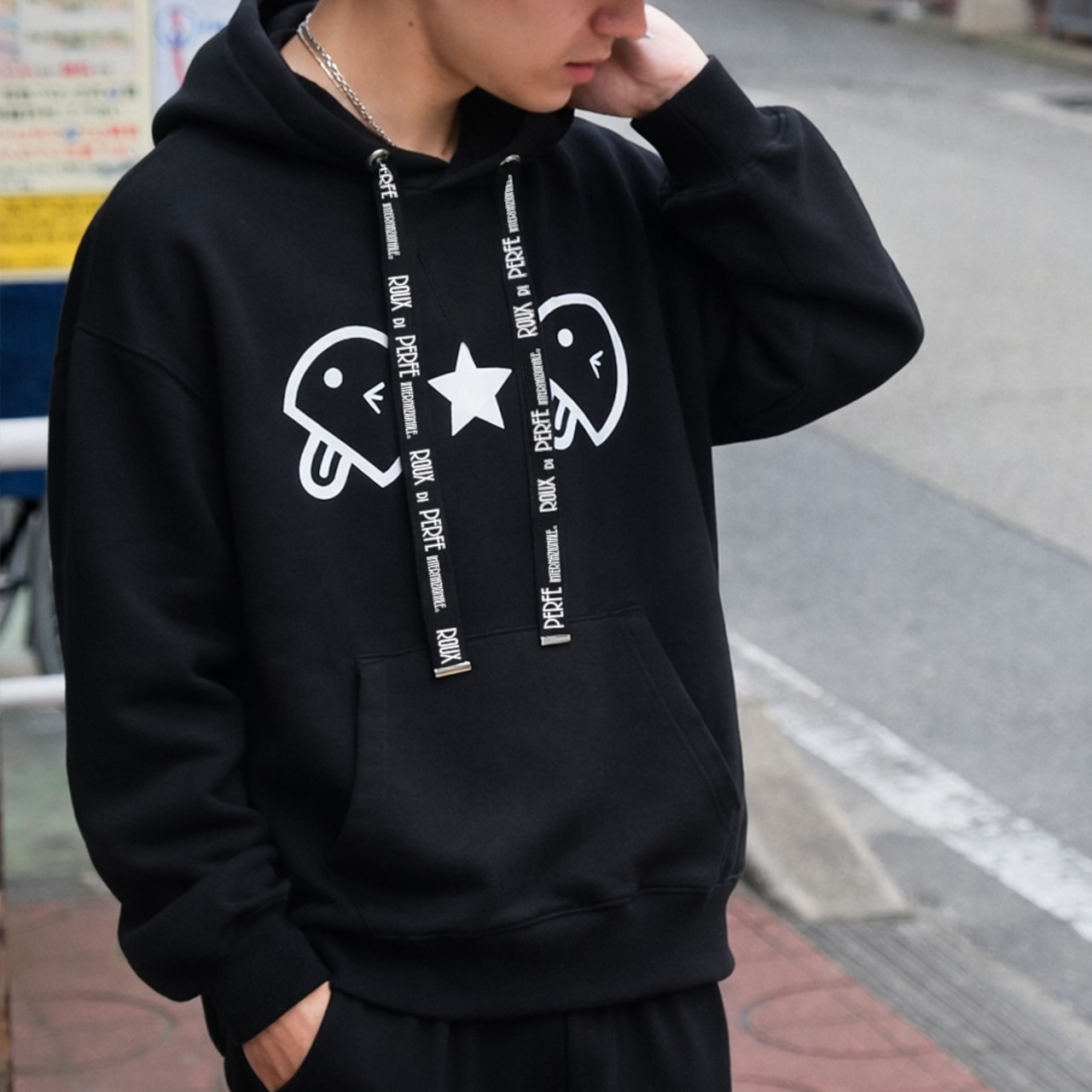 ロゴ紐ベーマークパーカー