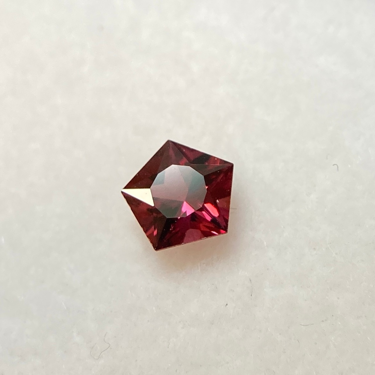 星のガーネット  約4.5mm*2.4mm r-0350
