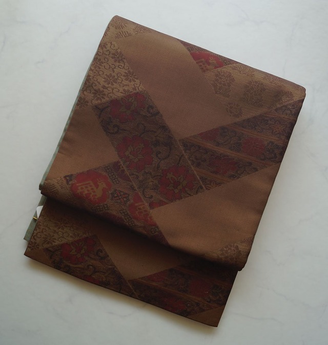 【難あり・ふくろ帯】　茶色地　檜垣風文にさまざまな文様　ふくろ帯