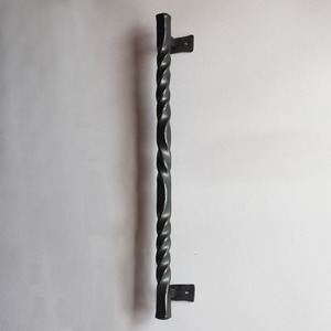 【ロートアイアンのドアハンドル】ツイスト角19㎜ 長50㎝ 無垢角鉄・鍛造・ネジリ取っ手｜アイアンバー 手すり 傘かけ｜建築金物