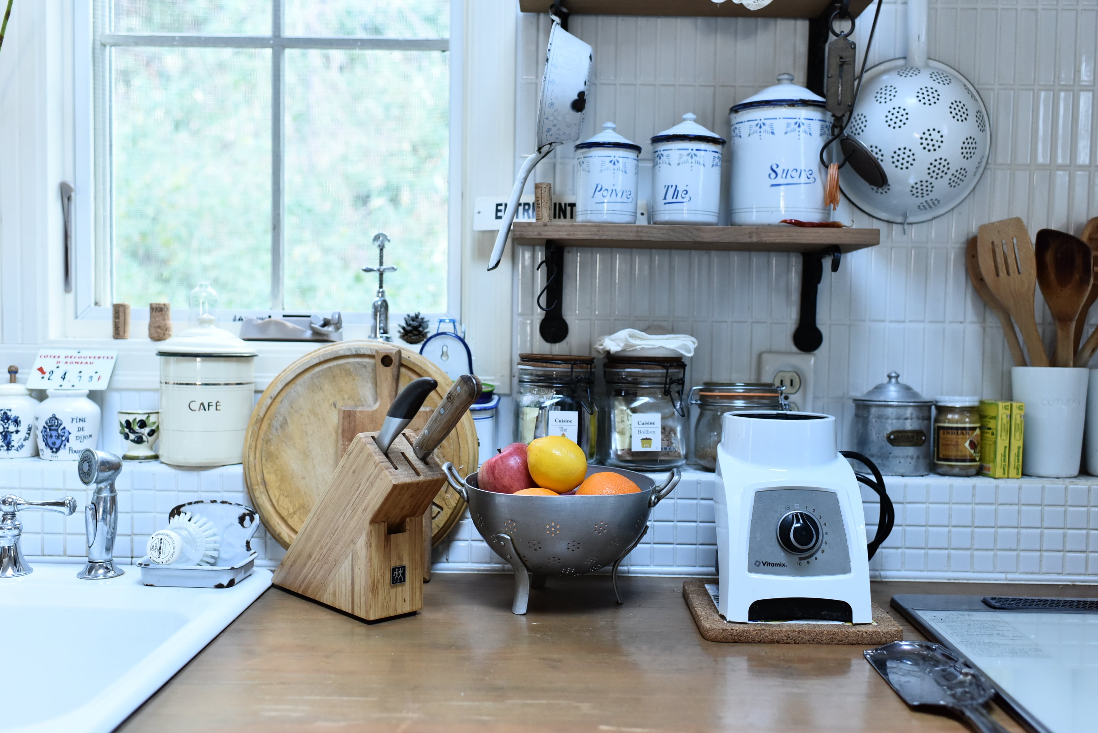 花形の水切り穴が可愛いアルミ製のコランダー フレンチアンティーク