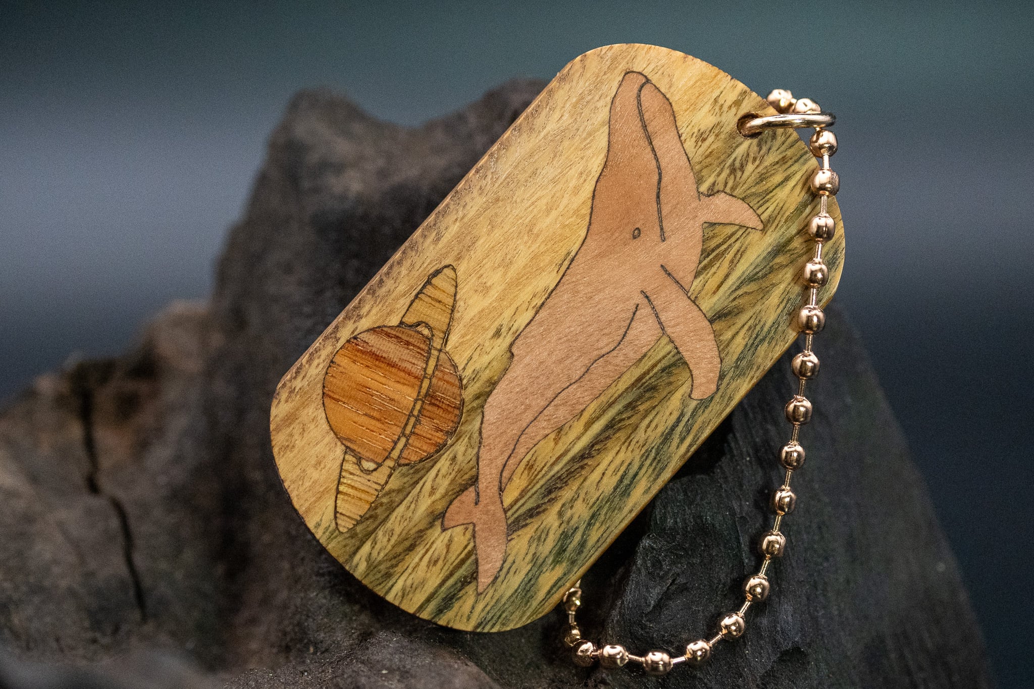 【翡翠の木】パロサント ツートン ドッグタグ 象嵌 勇魚と惑星