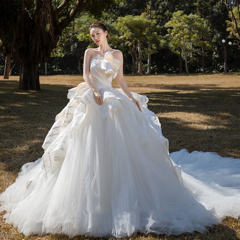 豪華！ウエディングドレス ホワイト ベアトップ 華やかなトレーン 高級  