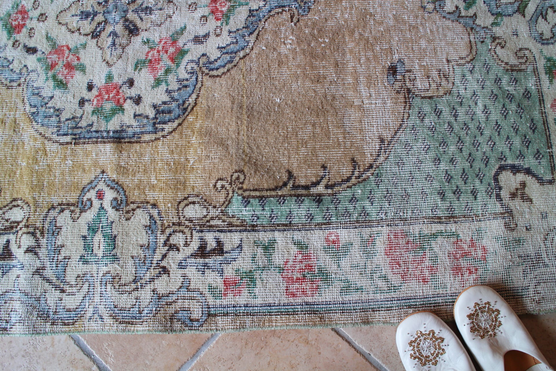 スモールサイズ　赤い花柄のヴィンテージラグ　トルコアナトリア地方 スモールサイズ お花柄ヴィンテージラグ トルコアナトリア地方 トルコ