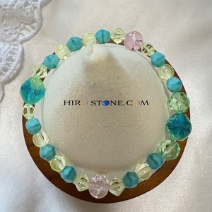 ネオンの夢 - ウランガラスの煌めくブレスレット　内周15㎝