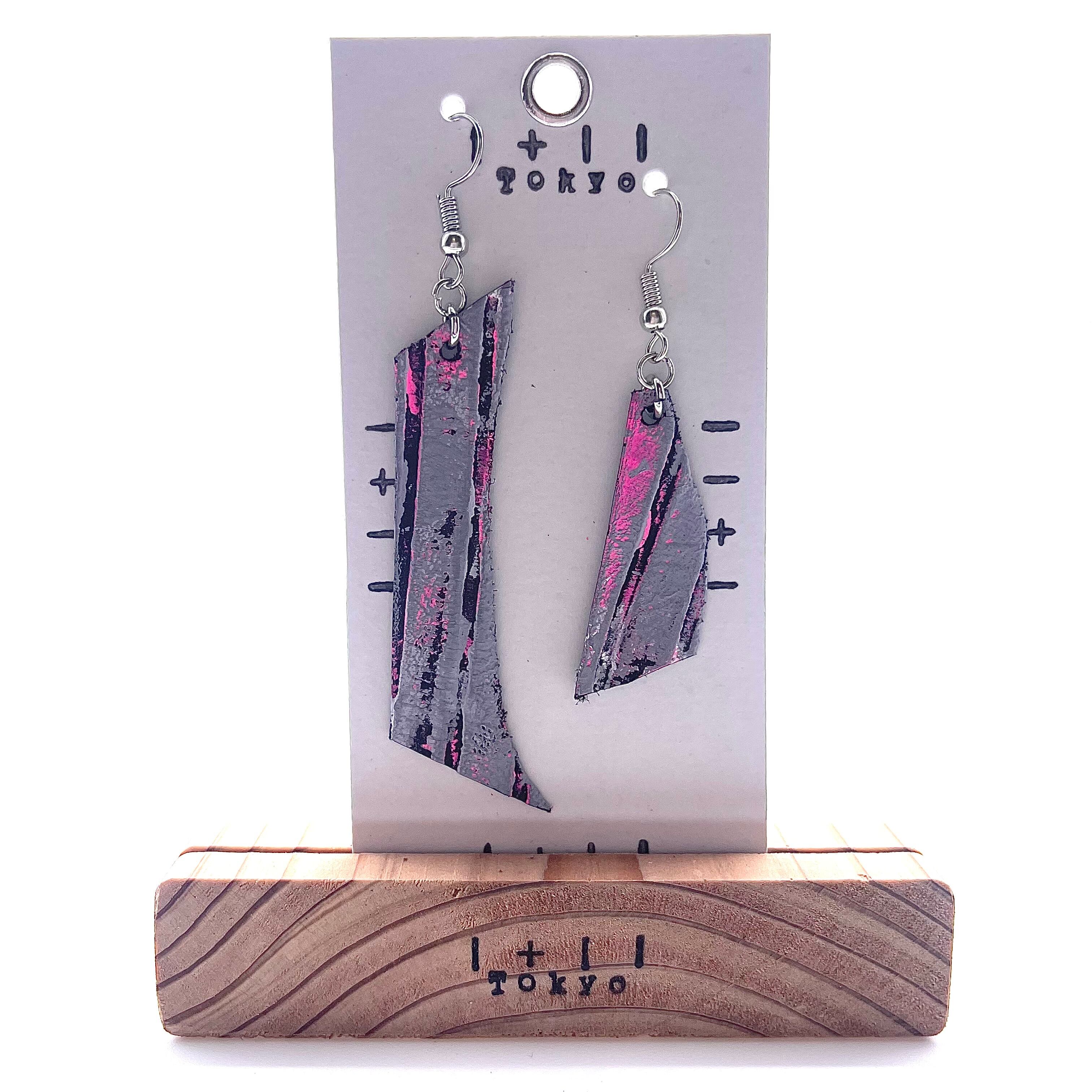 革ピアス　とびばこの1番下とメガホン　本革