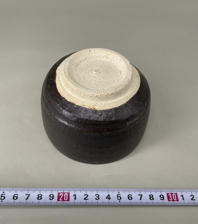 鉄釉　茶碗　隆三作