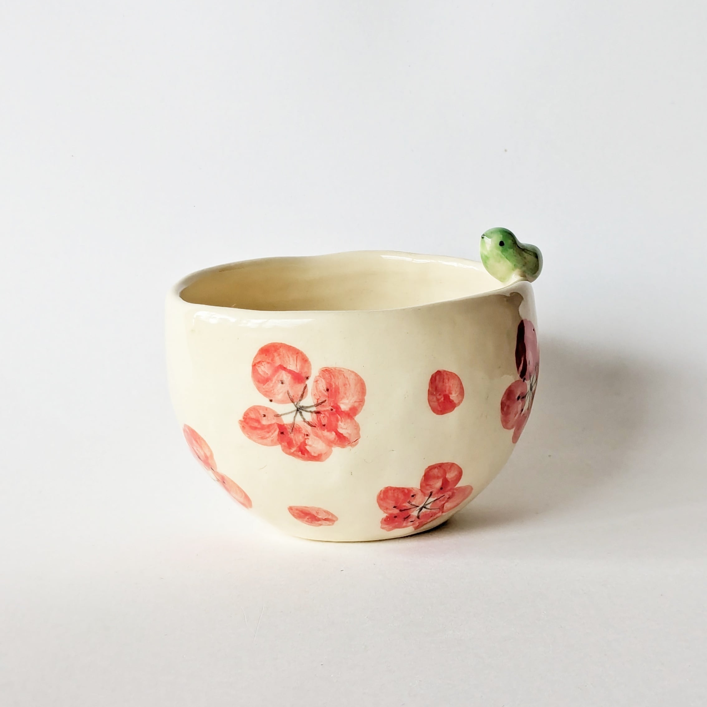 ぐい呑み／湯呑み 梅とメジロ 手びねり A | しののめラボ