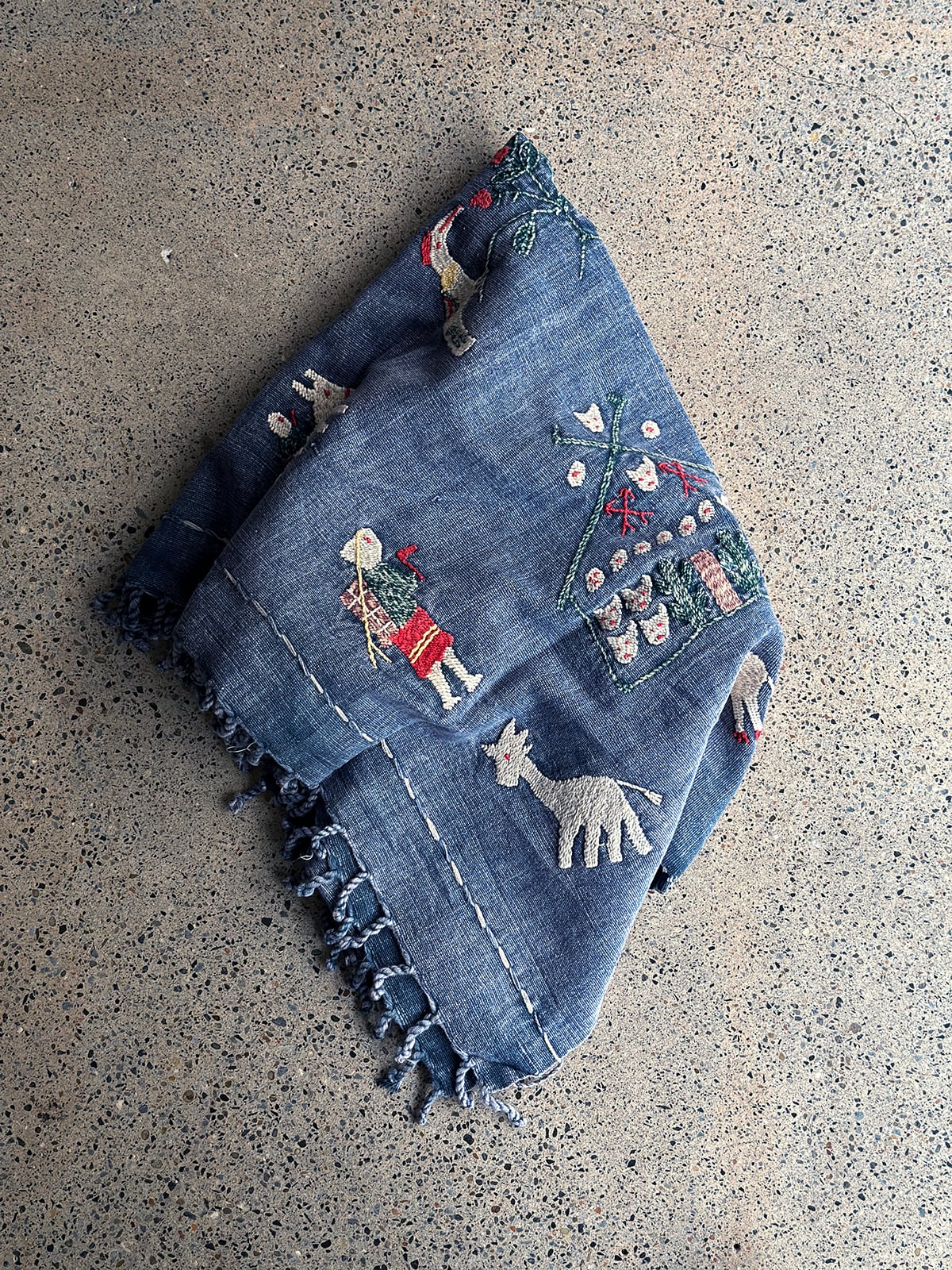 Naga／Stonewashed embroidery rug（Blue） | 333 & tay - Delivery