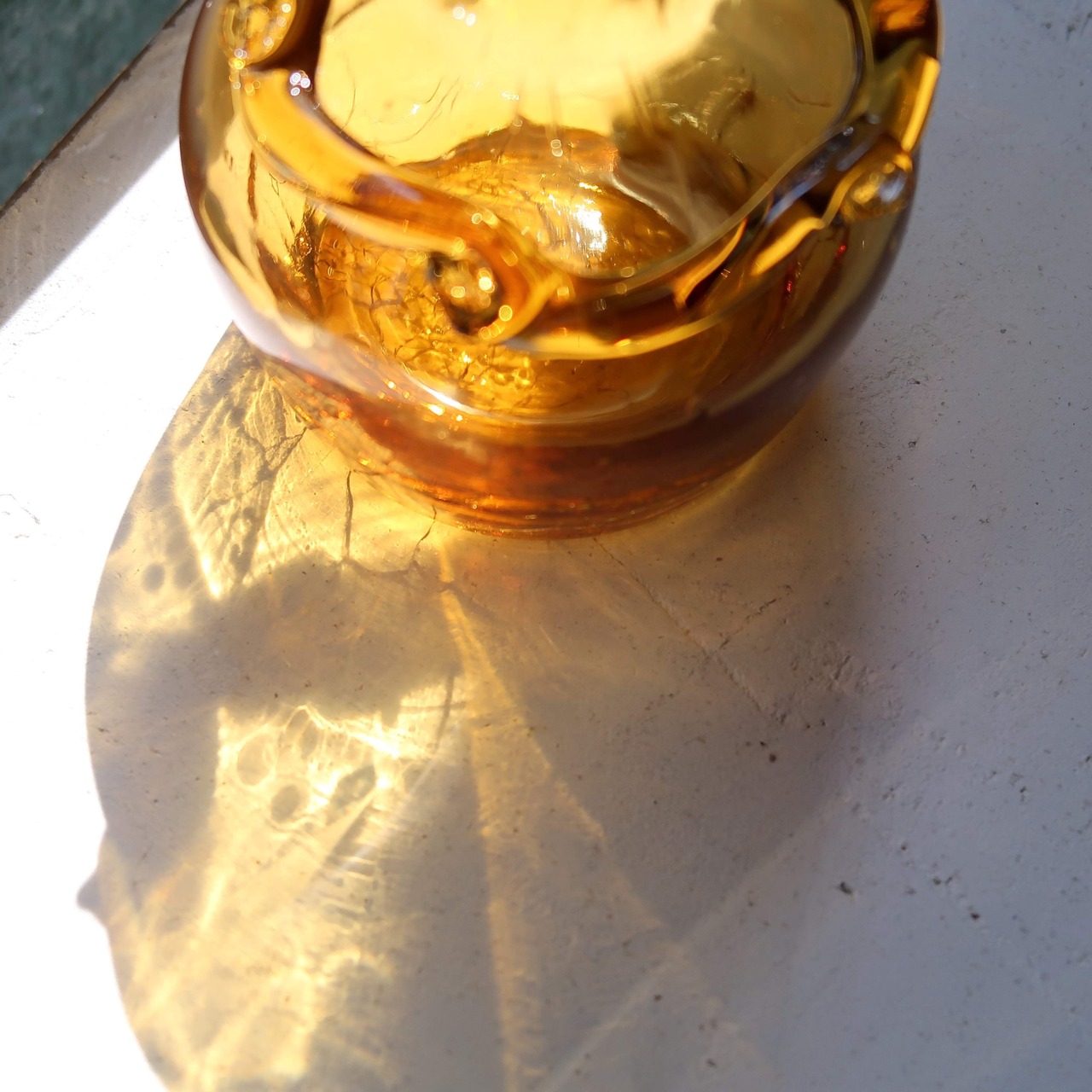 あめ色のびいどろ花瓶