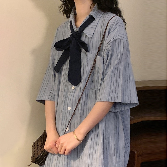 NAGAネクタイ付き淡色ストライプ半袖シャツ