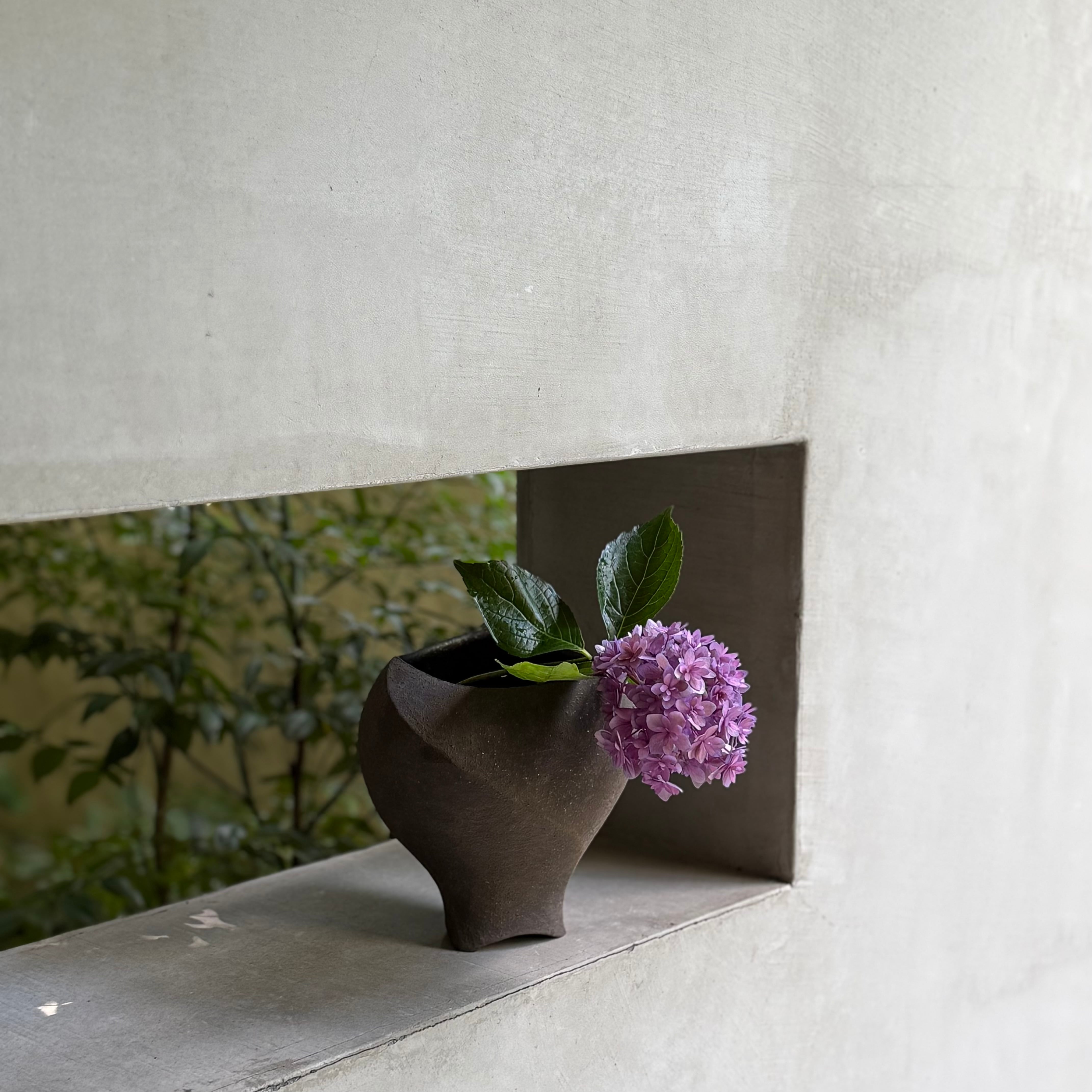 花器 高田かえ 黒錆ひねり花器 | gallery 一白