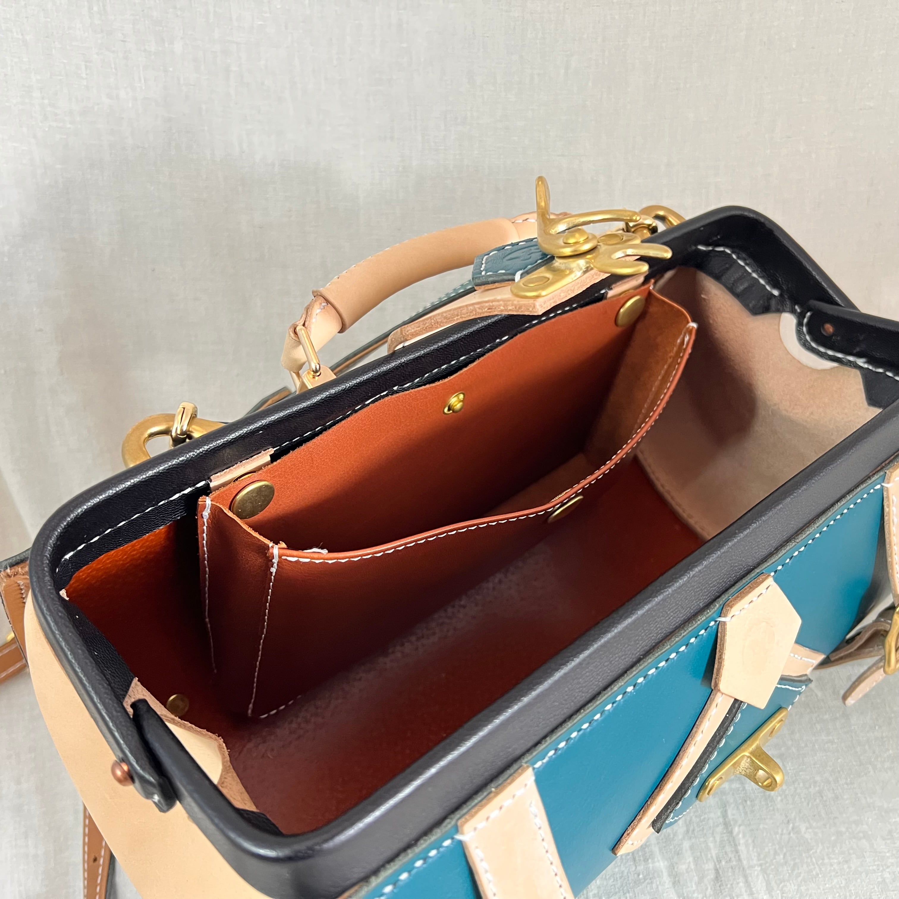 海色＋ヌメ革の丸胴のダレスバッグ 牛本革使用ショルダーバッグ仕様