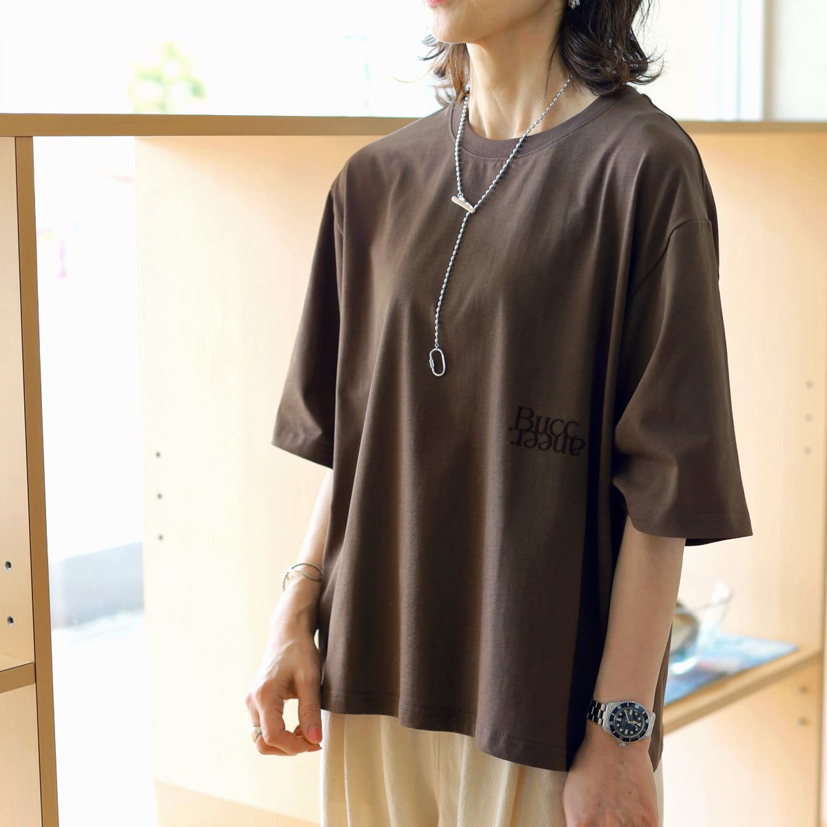 Priority (プライオリティ) コンパクトロゴ セミビフィーTee