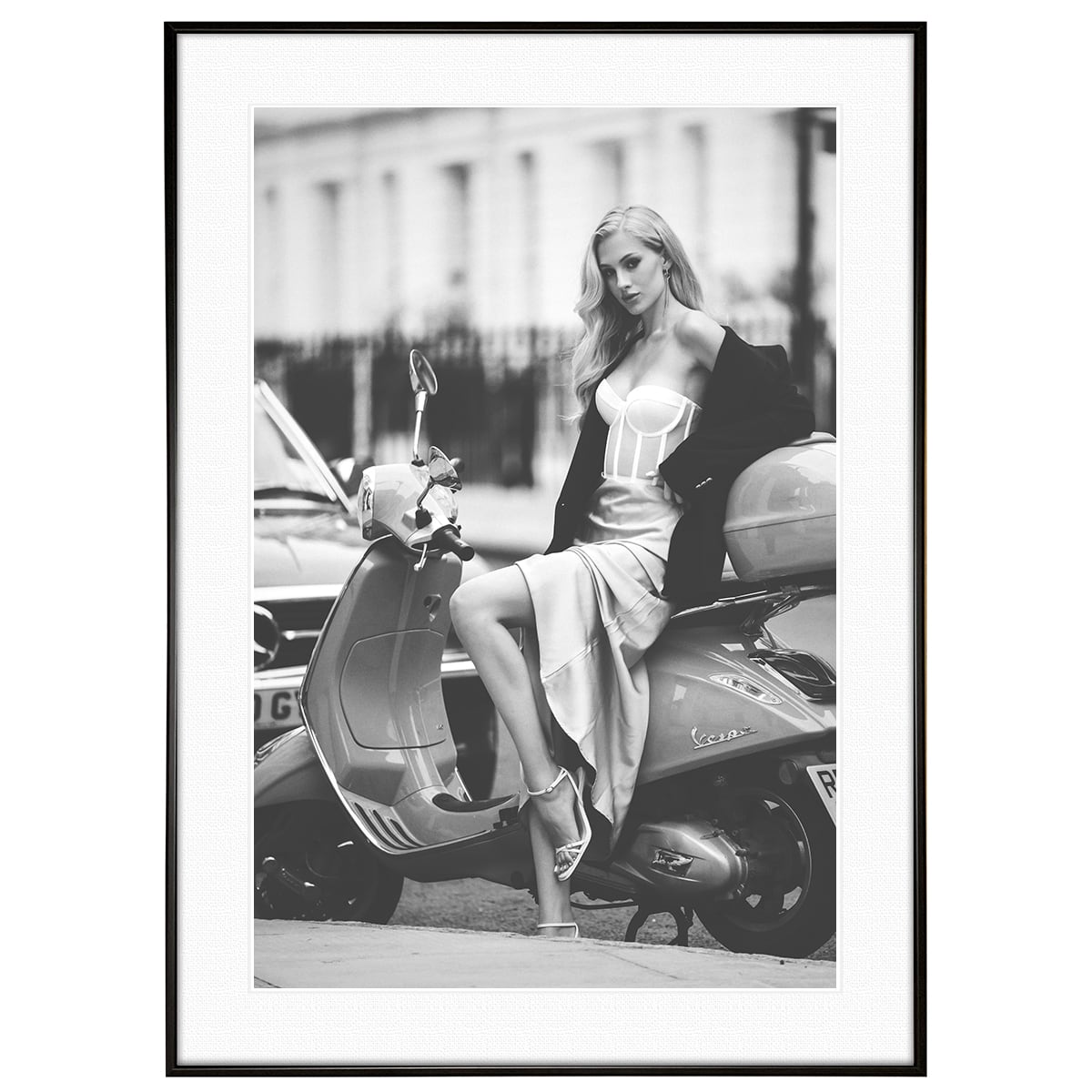 人物写真 バイクでポーズをとる女性 モノクロ インテリアアートポスター額装 AS3785
