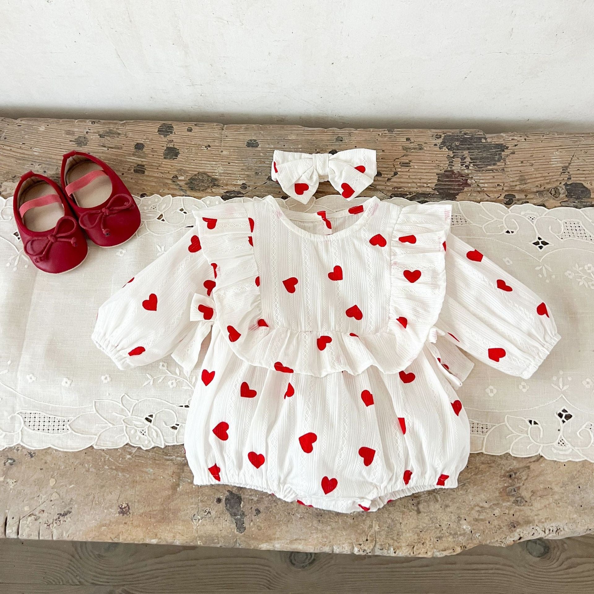 ,赤いハートが可愛いロンパースとヘアバンドセット
