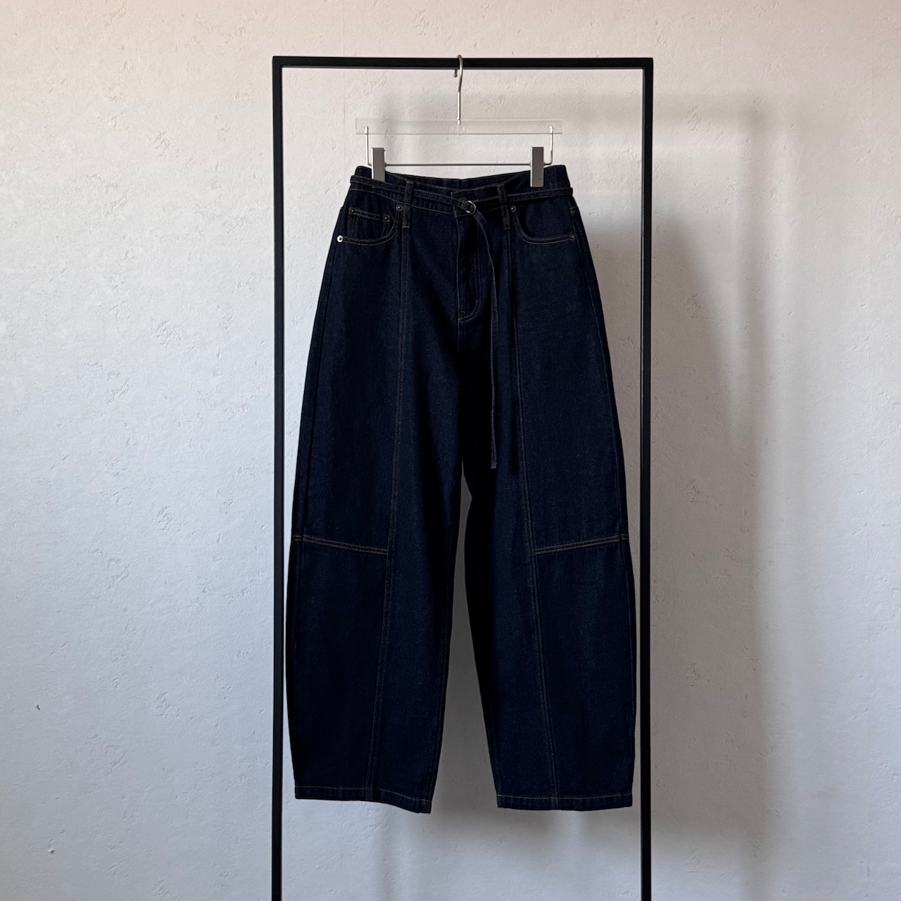 【受注予約:1月下旬入荷予定】ベルト付ステッチデザインカーブデニムPT/インディゴ