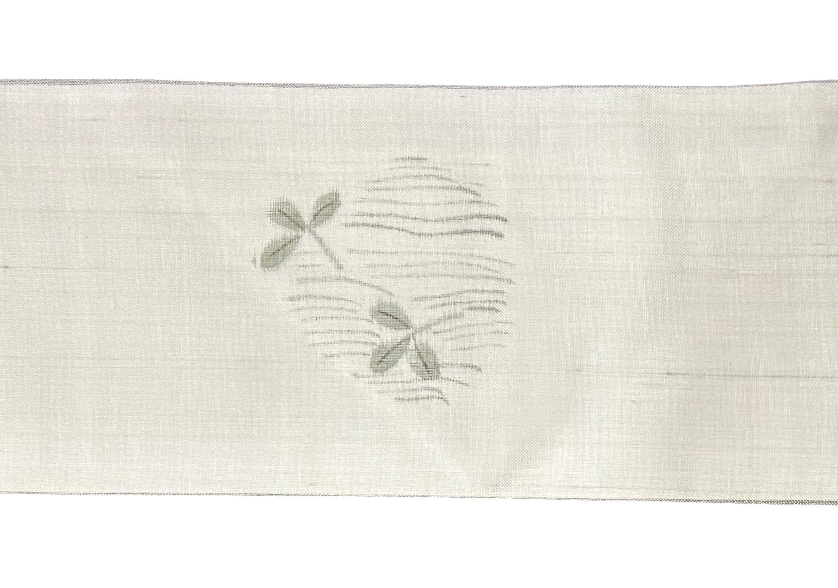 正絹【絹芭蕉】夏の型染め名古屋帯 薄グレー　草花と蝶々文様 試着程度　証紙無し 夏帯 名古屋帯 絹芭蕉 三代目 秀紀作 証紙つき 灰黄緑色にほんのり茶色