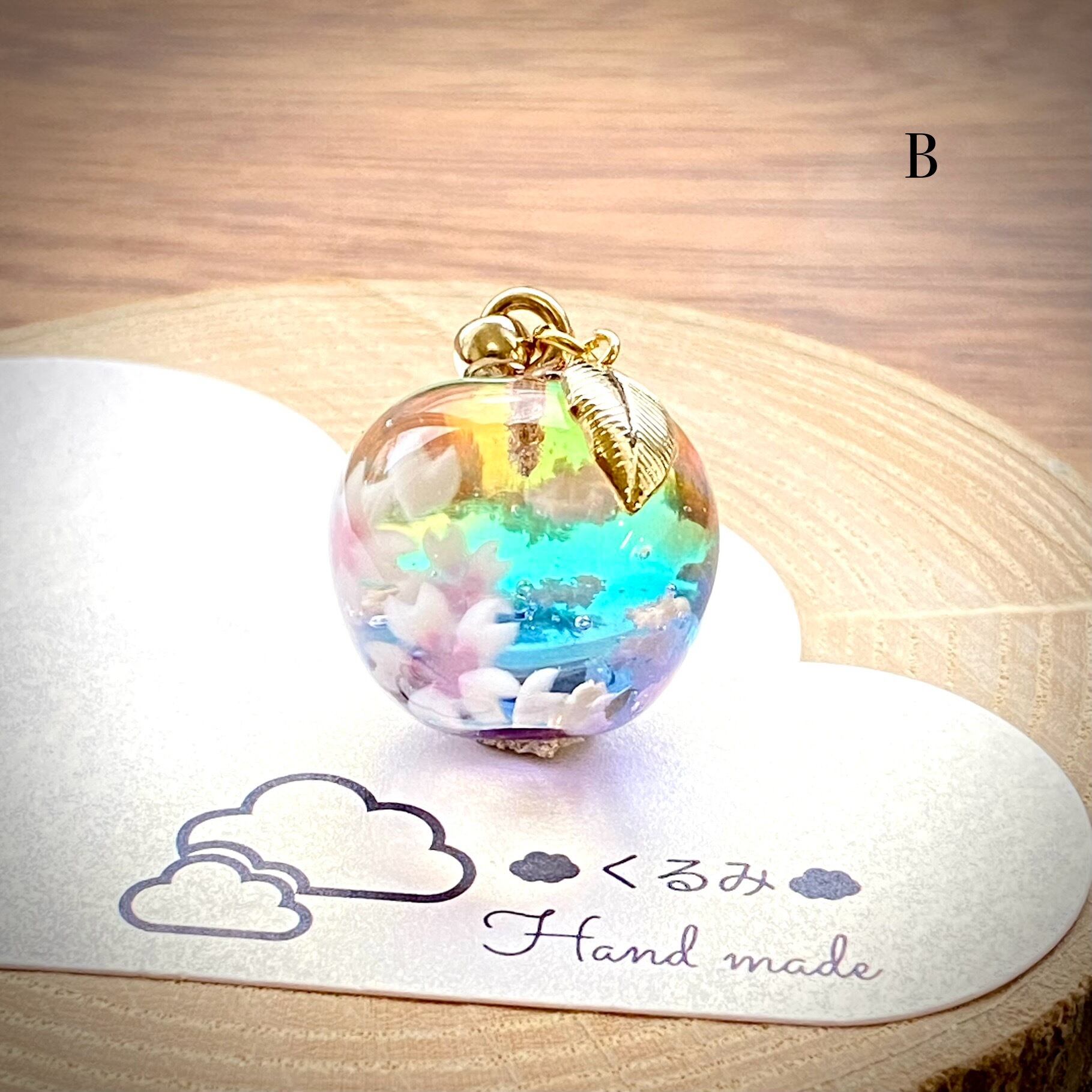 雲&空ペンダント りんご型 虹色の空と桜 B