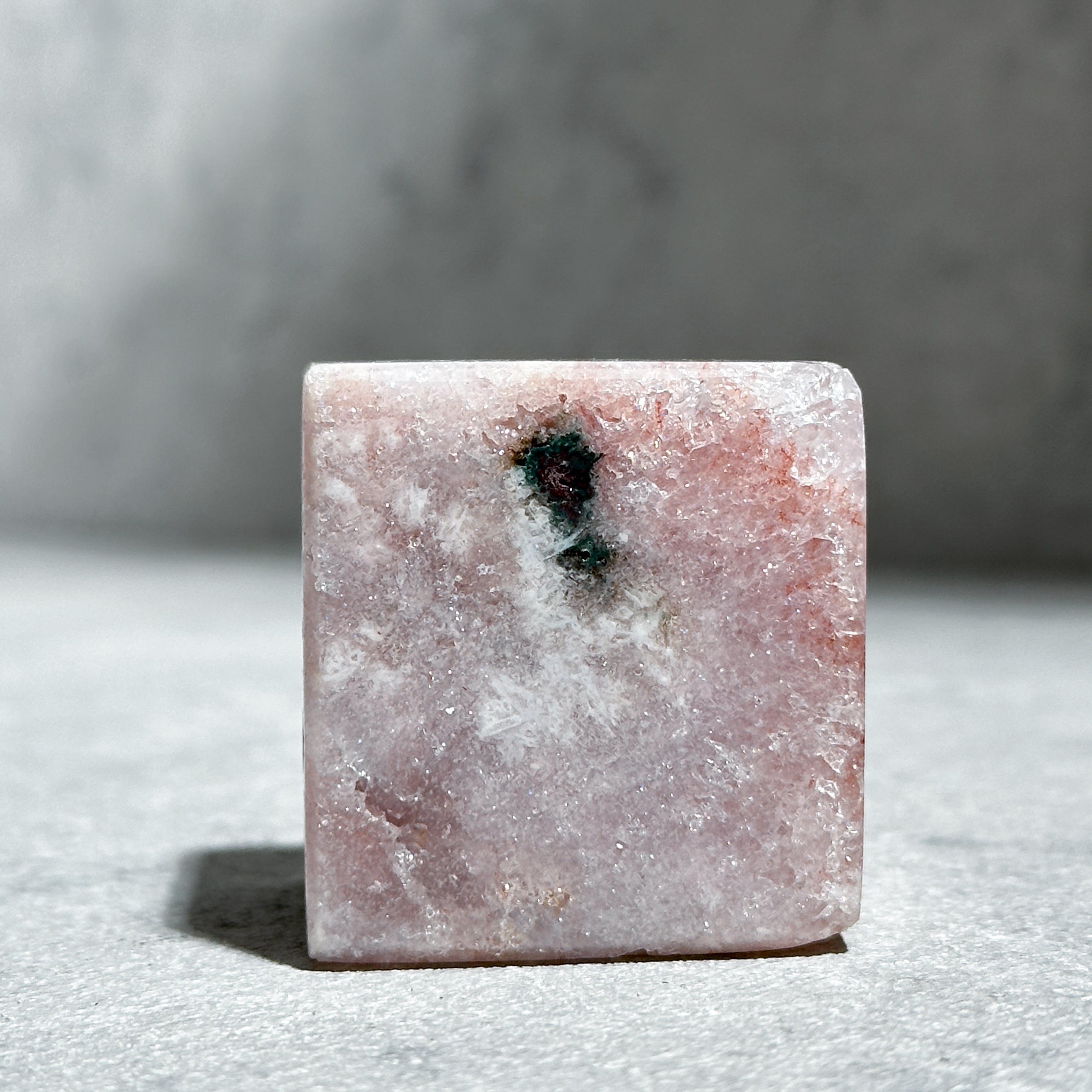 天然石ピンクアメジストの置物　鉱物NO.051212 天然石ピンクアメジストの置物 鉱物NO.051212 天然石ピンクアメジスト