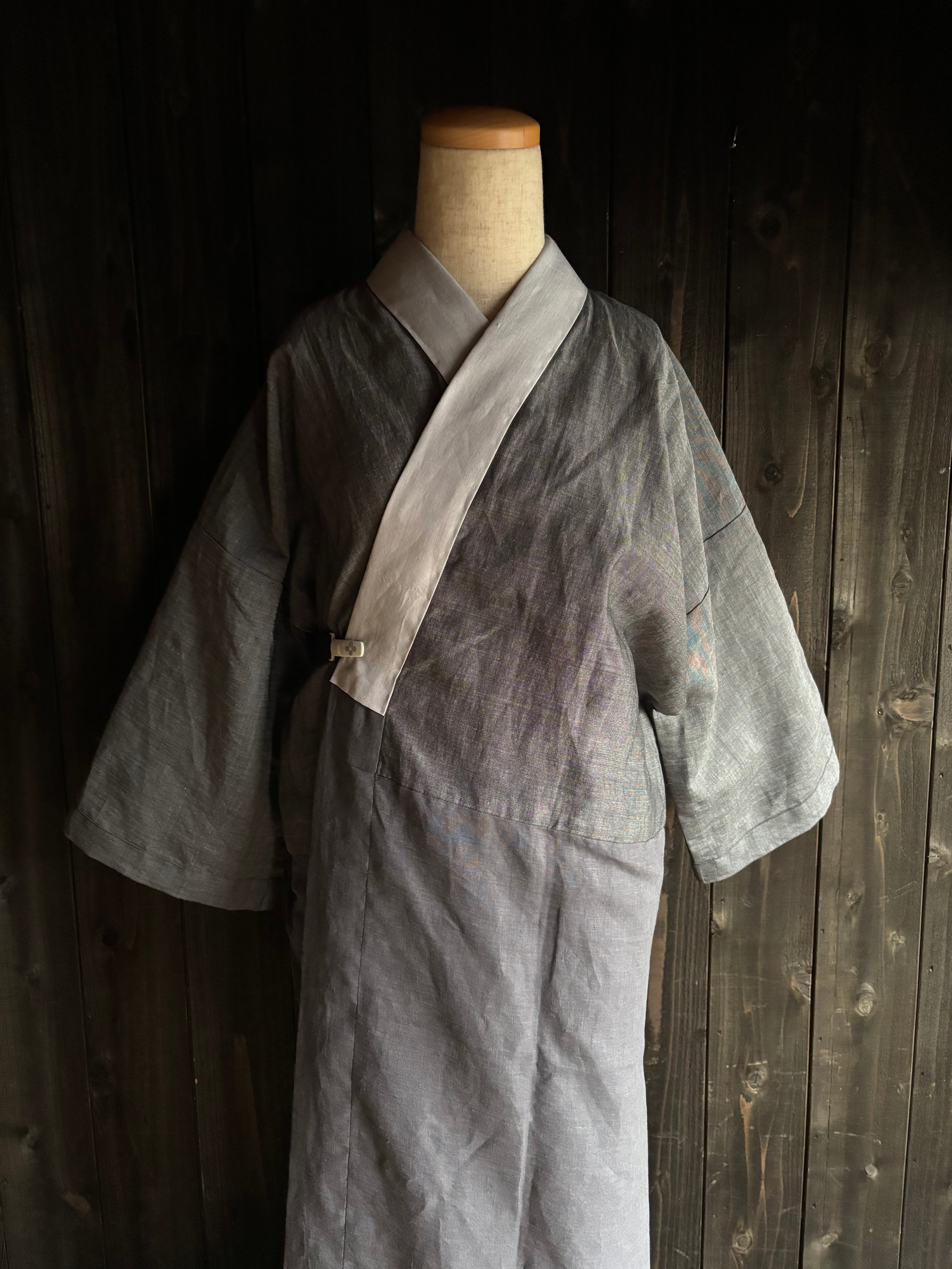 筒袖襦袢 小千谷平麻✖️リネン Mサイズ 墨色 | 日本刺繍 露草