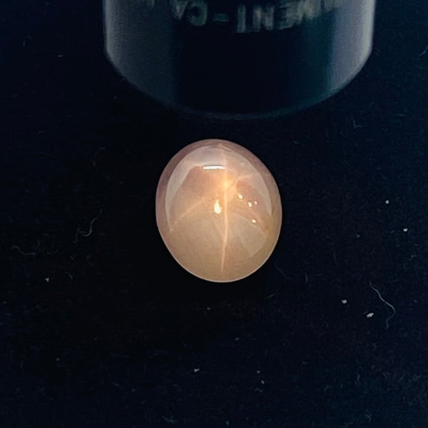 神秘的なホワイトカラーのスターサファイア