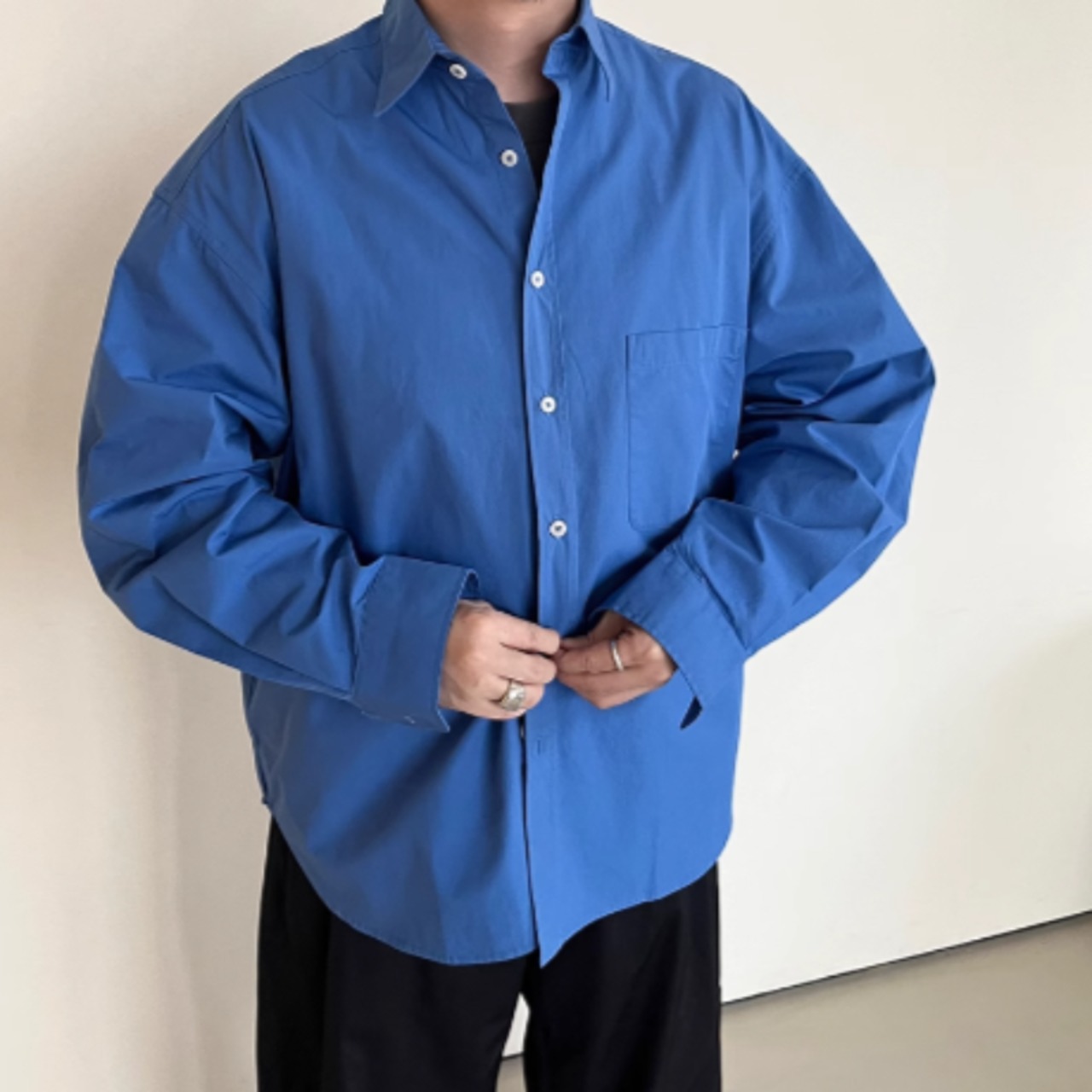 シンプルモダンブルーシャツ　0823