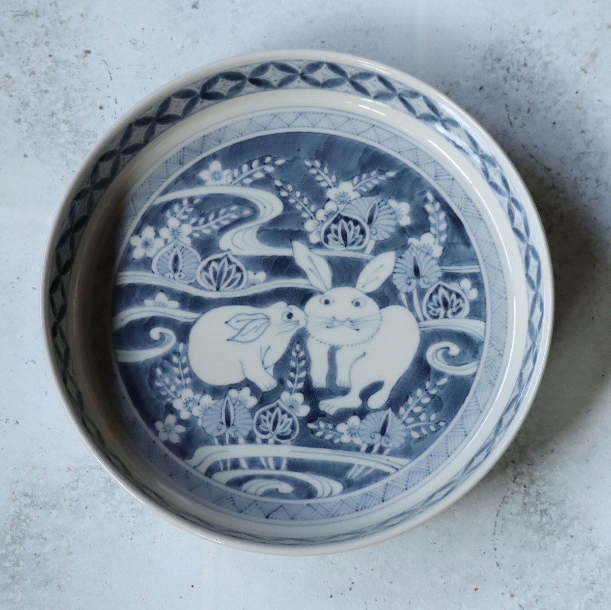 染付葵兎画水盤型菓子鉢 | 【有田焼 坂本窯陶工房】 陶芸作家の作品 