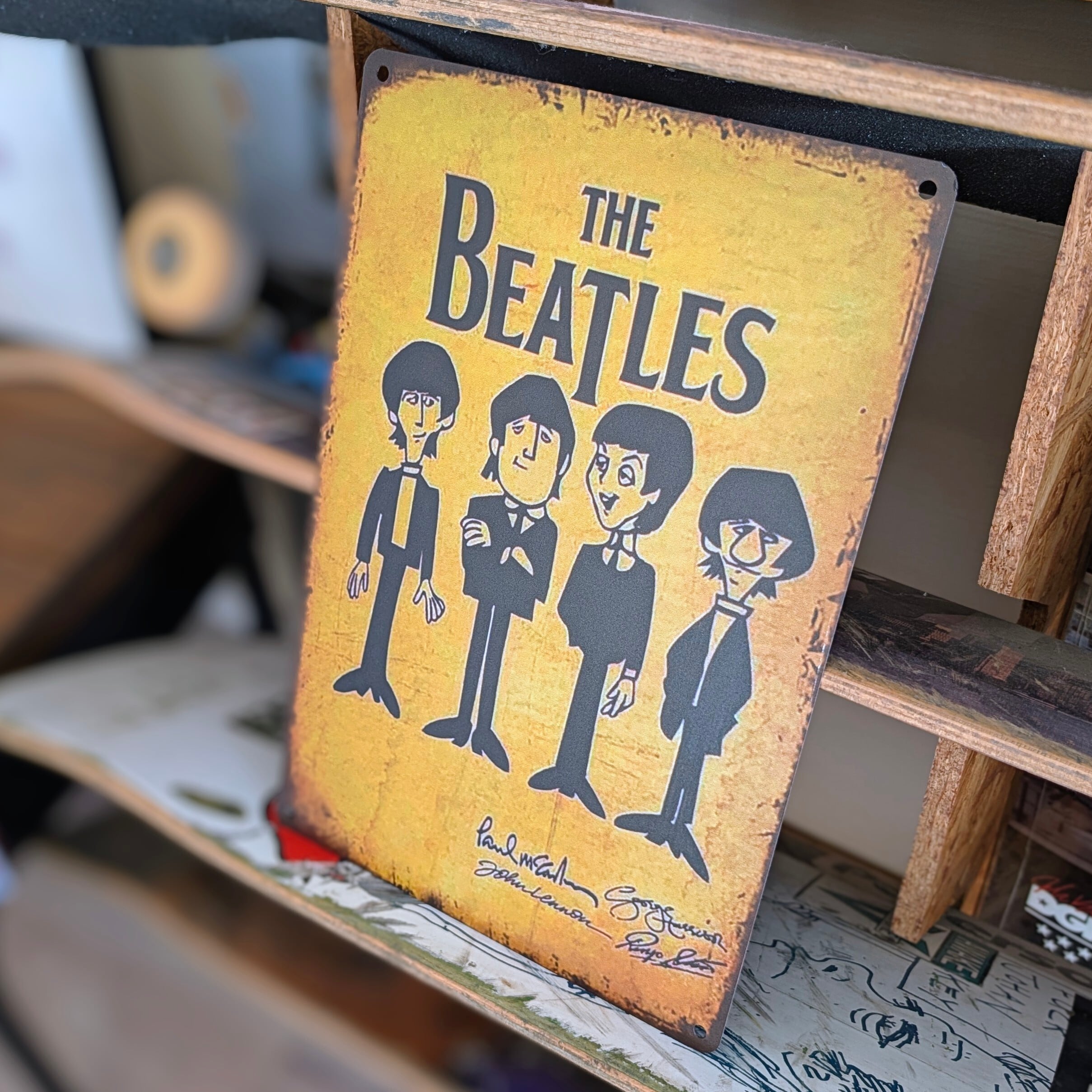 送料無料!ちょうどいいブリキ看板 【 The Beatles ( ビートルズ ) 】 METAL SIGN / メタルサイン / ブリキ看板 / サインボード / ビンテージ加工〚アメリカン雑貨 アメトイ〛