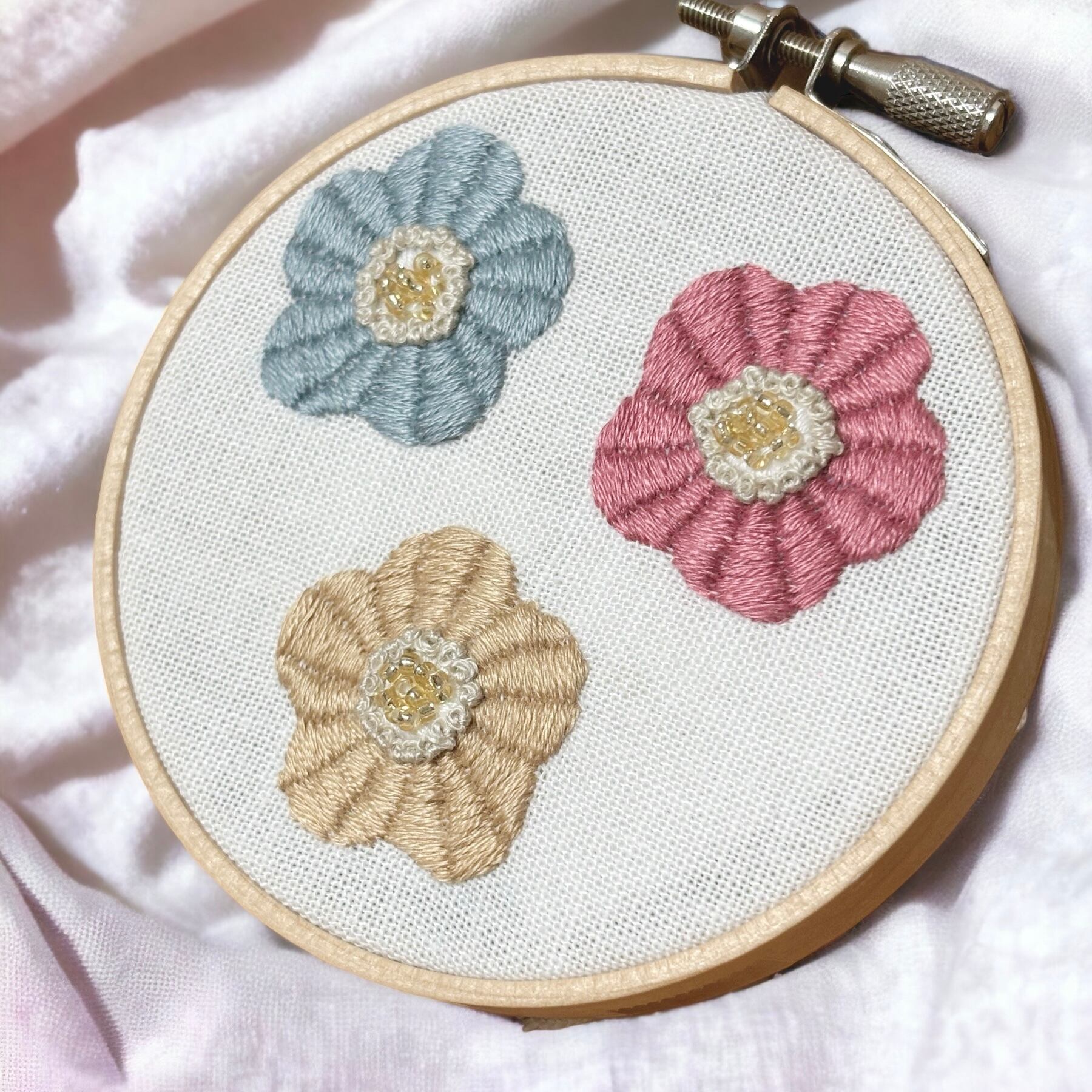 刺繍ブローチ 花 大人可愛い くすみカラー | TEKU tEKU