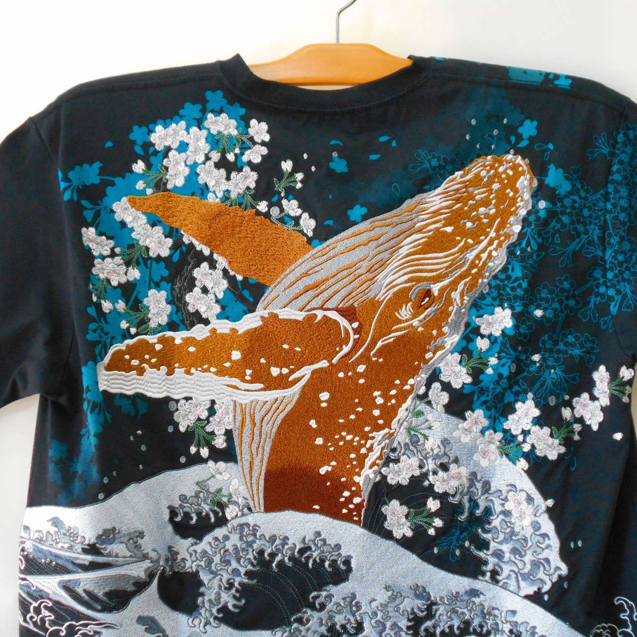 和柄半袖Tシャツ　金のクジラ　T-shirt with whale embroidery