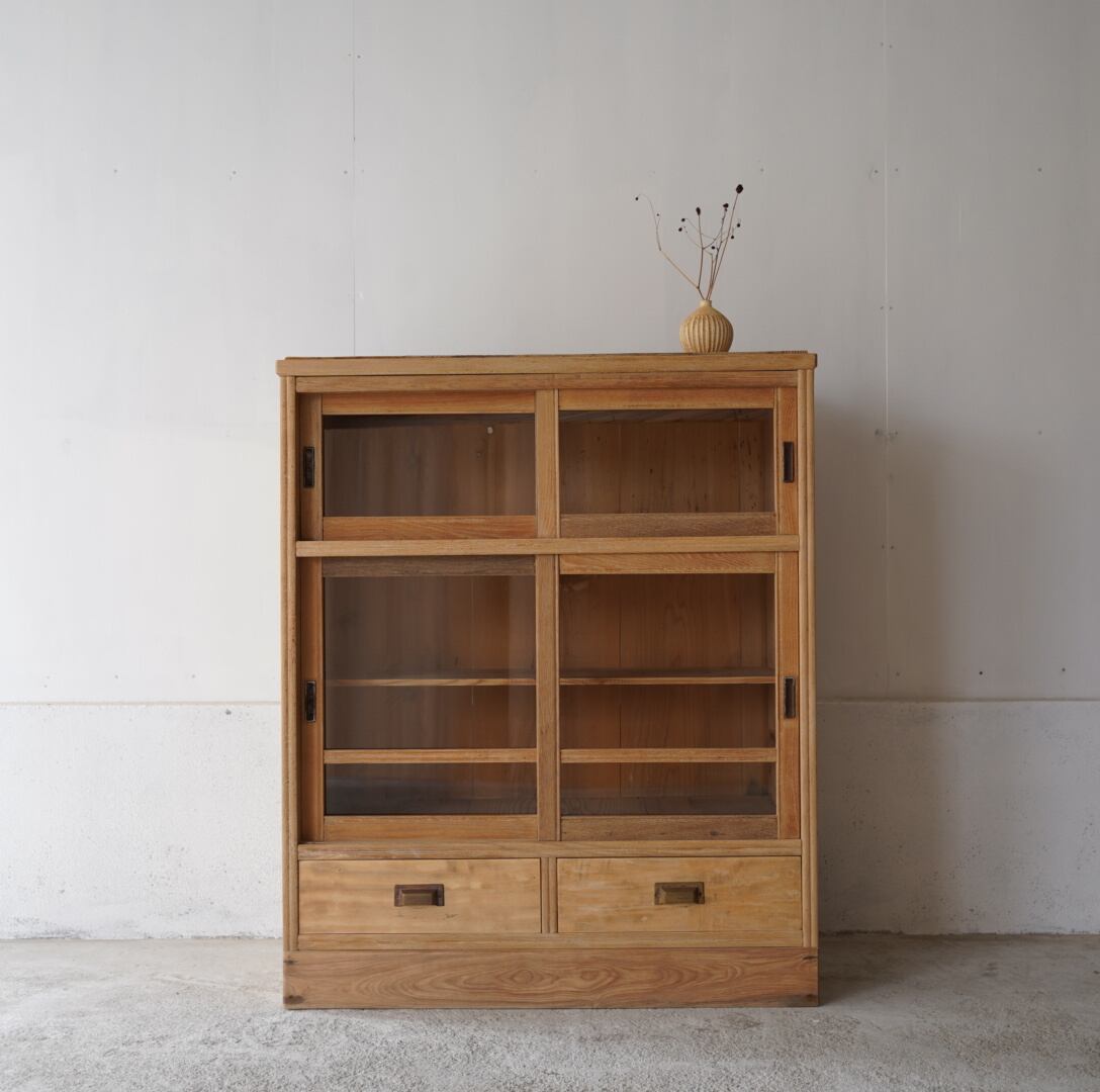 ガラス引き戸のキャビネット