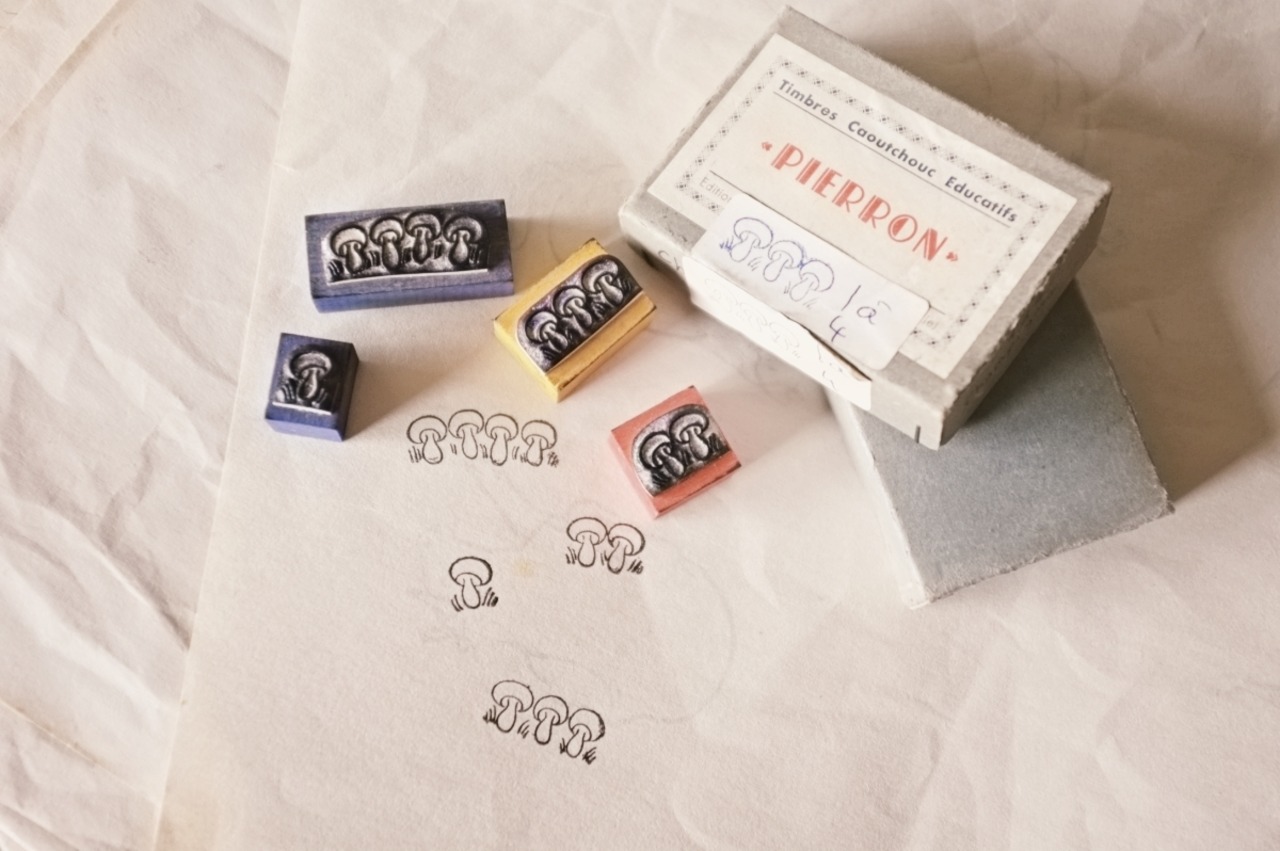 フランス 箱入り 4p 行儀の良いキノコたちとメランコリーな木製スタンプセット ヴィンテージ