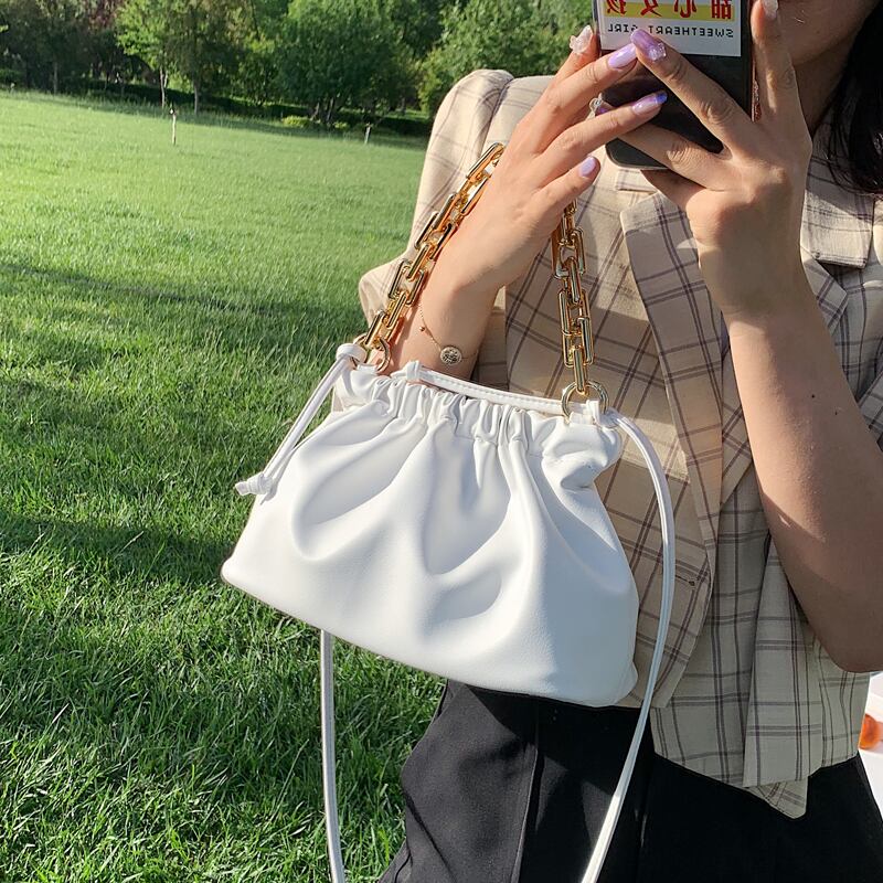 夏のスモールバッグハンドバッグ2020人気の新しい流行のファッションオールマッチメッセンジャーバッグネットレッドチェーンポータブルクラウドバッグ 手作りハンドバック35655140611