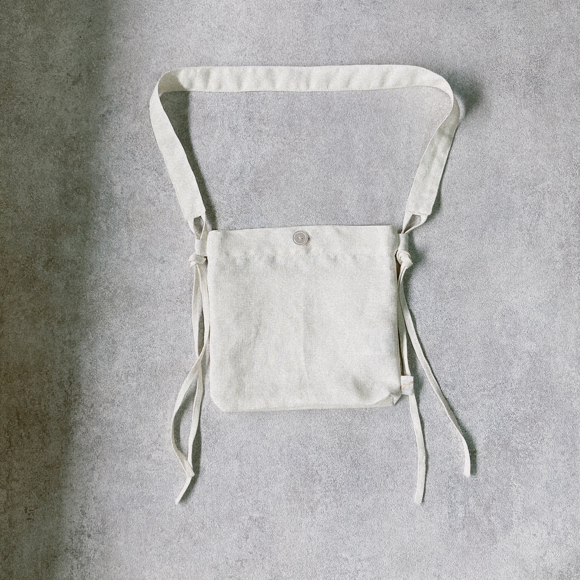 リネンの2wayバッグ サコッシュ ショルダーバッグ 白蝶貝ボタン 長さ