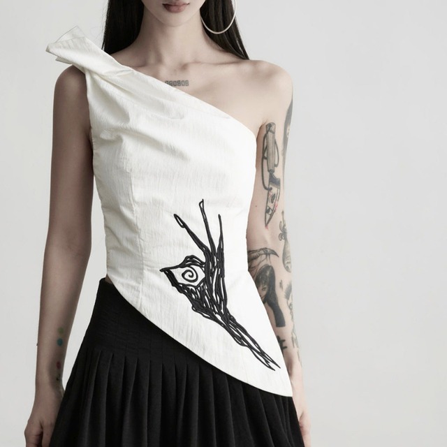 Abstract eye one shoulder top C1542
